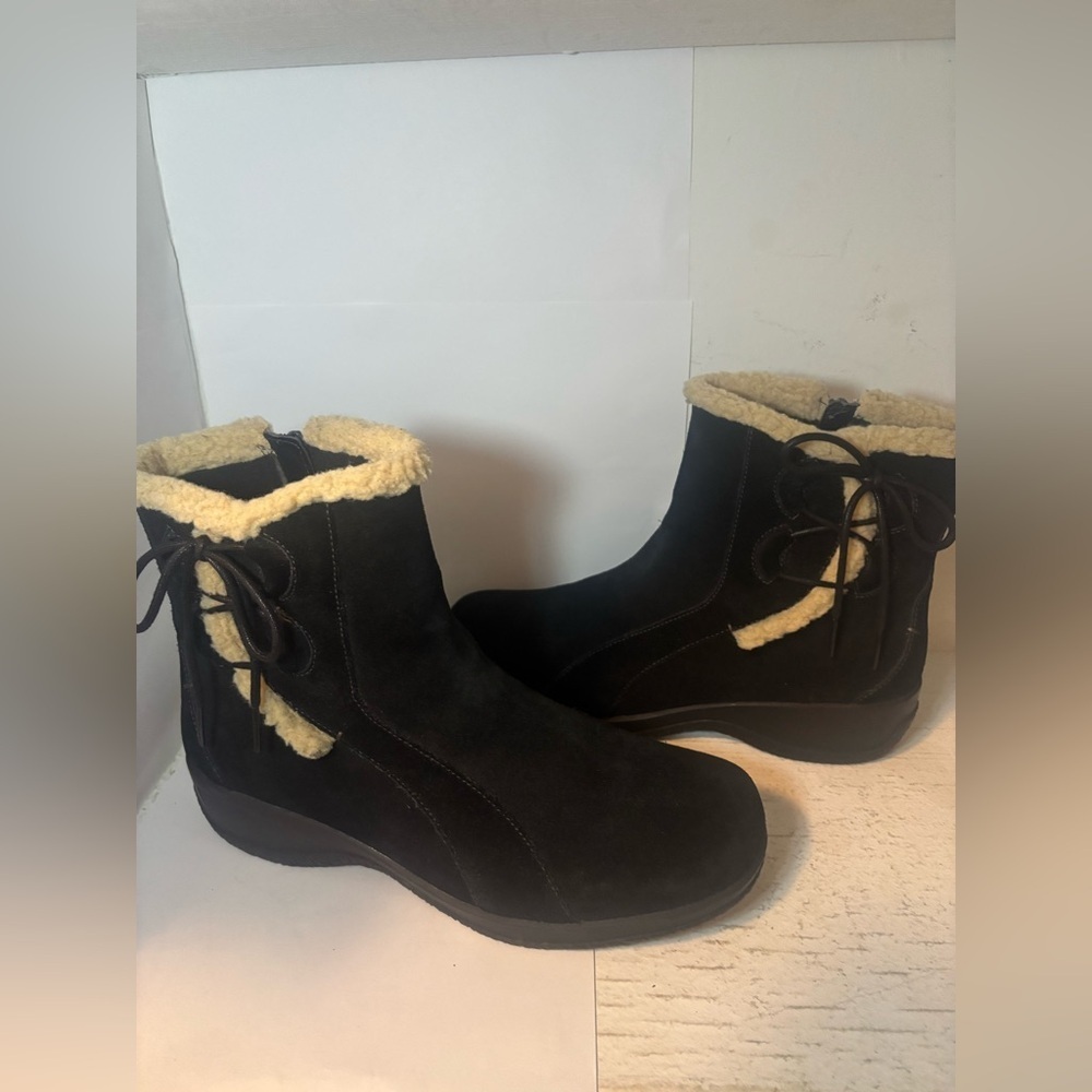 Clarks Bendables Black Suede Boots Women Shearling Trim 8 W